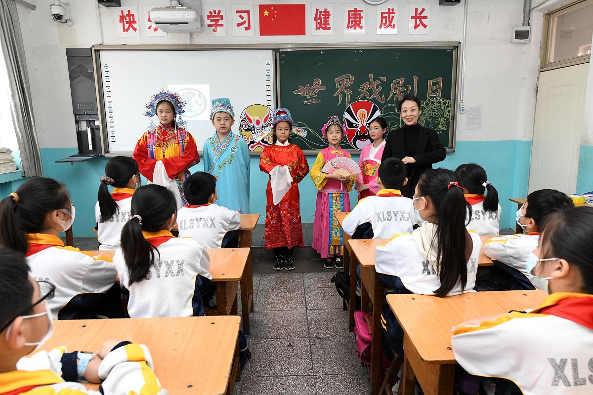 2021年3月26日,在河北石家庄新乐市实验小学,老师在教学生认识戏剧服