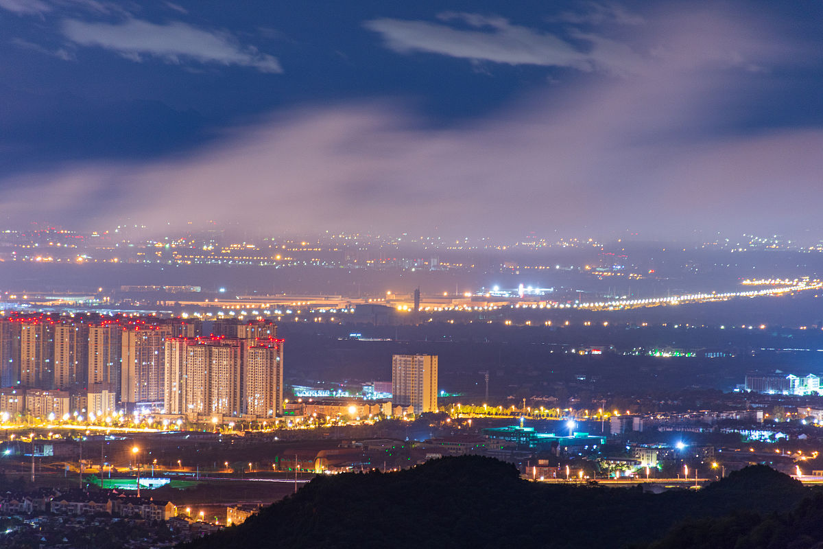 2021年9月18日,登成都龙泉山观景平台看成都夜景.