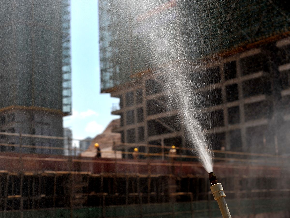 写一个地面隐藏式喷嘴除冰系统专利