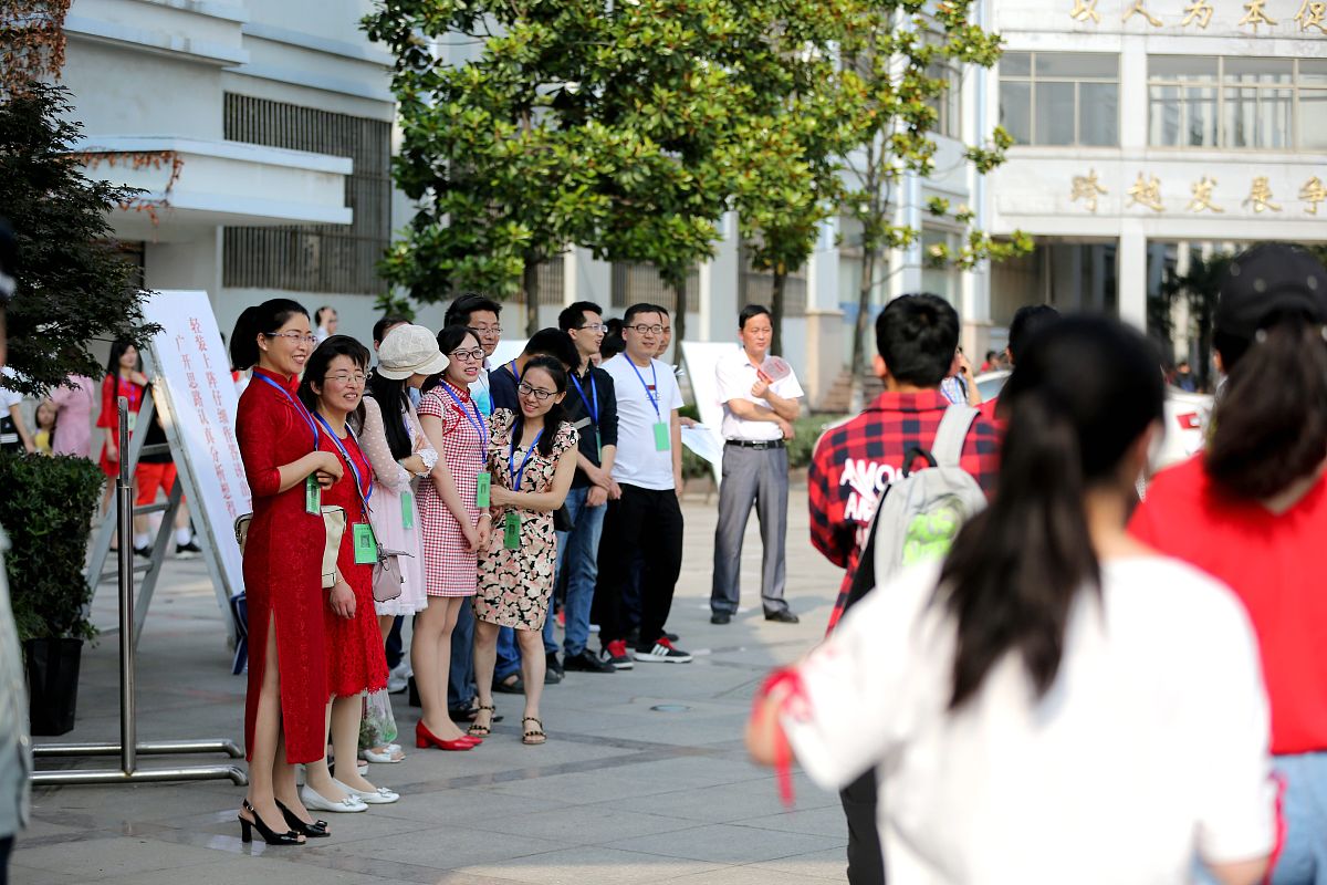 2018年6月7日,江苏淮安,江苏省清江中学门前,考生和家长提前来到校门