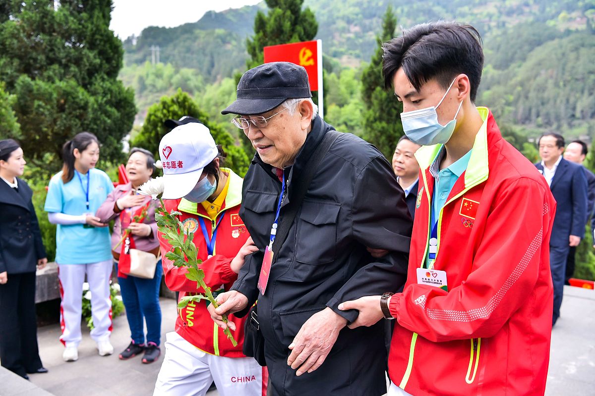 把地理研学旅行课程应当充分结合地理学科的教学内容以地理学科的育人目标为框架以地理课程标准为基础这句话给我换种更学术化的说法表述降重