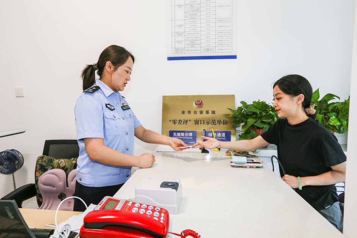 阐述：以慈溪市公安机关为例当前进驻市行政服务中心的办理事项仅出入境管理事项和部分治安类审批事项大部分如户政管理、人车管理事项仍是分散运作、各自为政对此要结合大部门大警种制改革的探索可充分参考衢州公安一窗式、云服务改革经验通过对行政服务中心机构、人员编制、配套场所和设施方面的整合推动各警种行政审批部门全面进驻县市级行政审批服务中心并以点及面辐射指导全县市公安服务窗口改变当前各乡镇派出所、交警部门单打