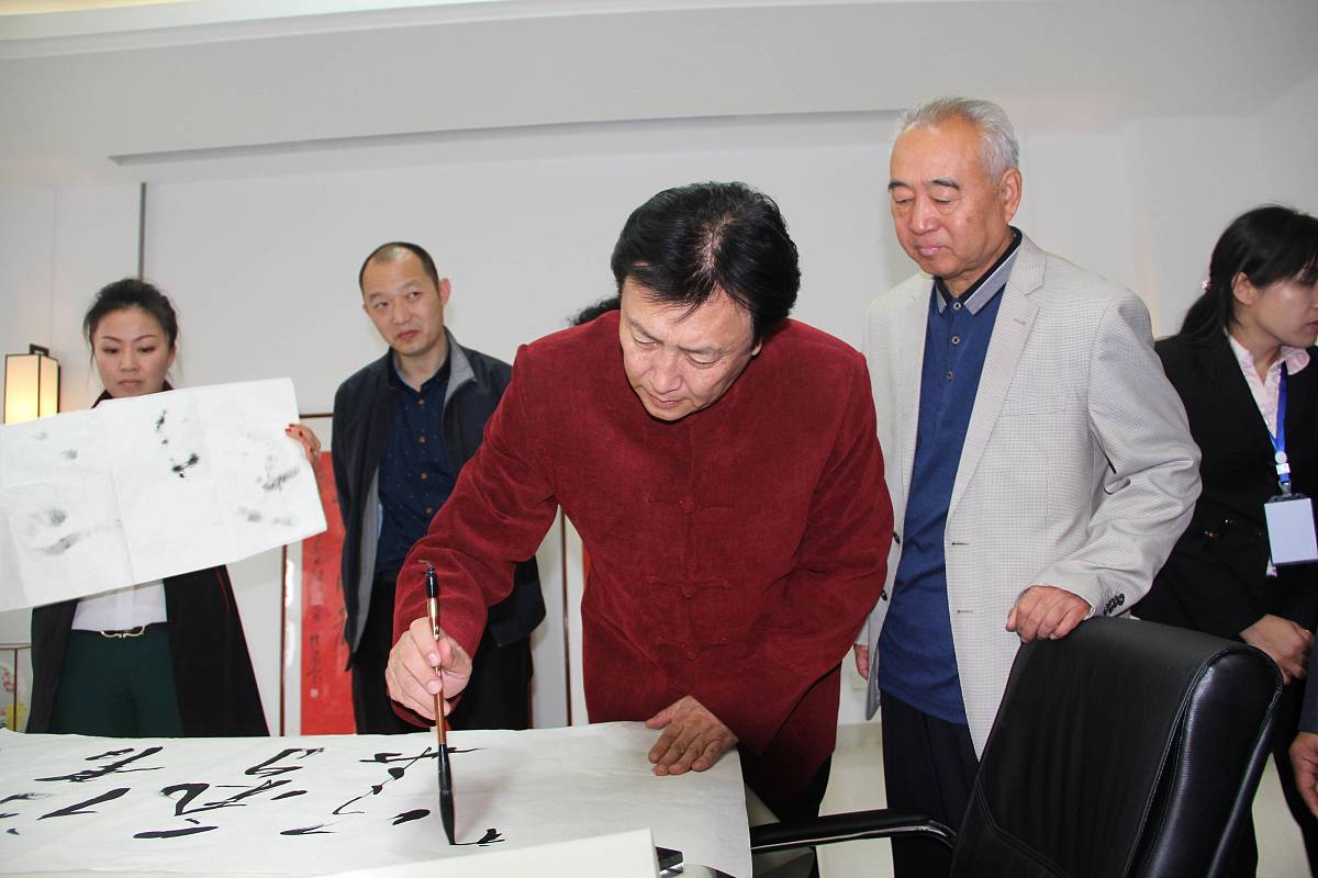 2015年10月18日,山东滨州,唐国强出席其代言的一家别墅开盘仪式. 唐国