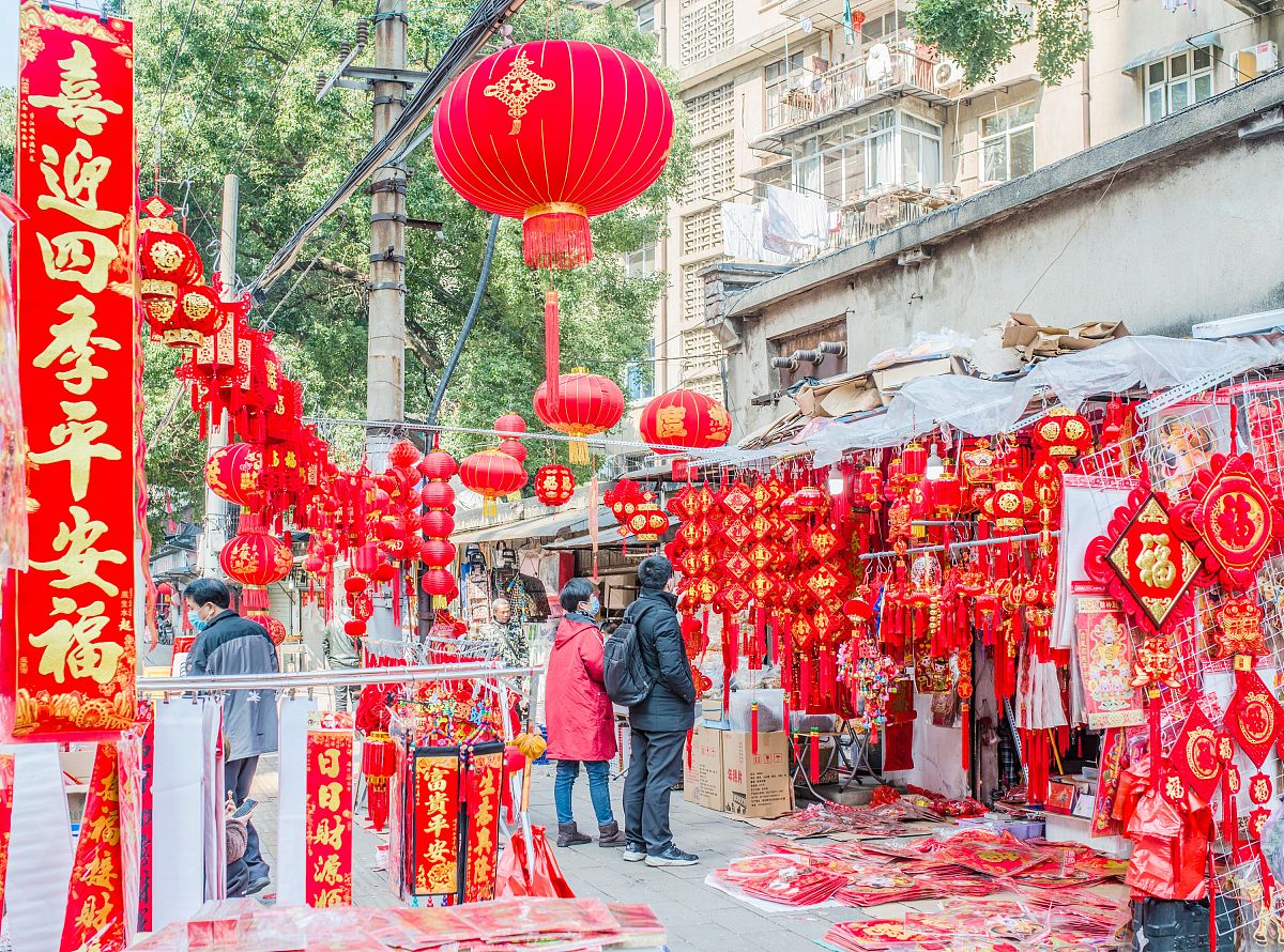 2021年2月11日,湖北武汉武昌中南一路,市民正在采购年货过新年.