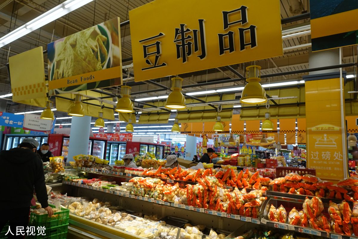 把以下段落用另一种方式叙述意思不变：永辉超市成立于2001年是福建省在推动传统农贸市场向现代流通方式转变过程中培育起来的民营股份制大型企业集团。2010年在A股上市是中国企业500强之一是国家级流通及农业产业化双龙头企业是中国大陆首批将生鲜农产品引进现代超市的流通企业之一国家七部委将其誉为中国农改超推广的典范通过农超对接以生鲜特色经营及物美价廉的商品受到百姓认可民生超市、百姓永辉。自创办以来永辉超