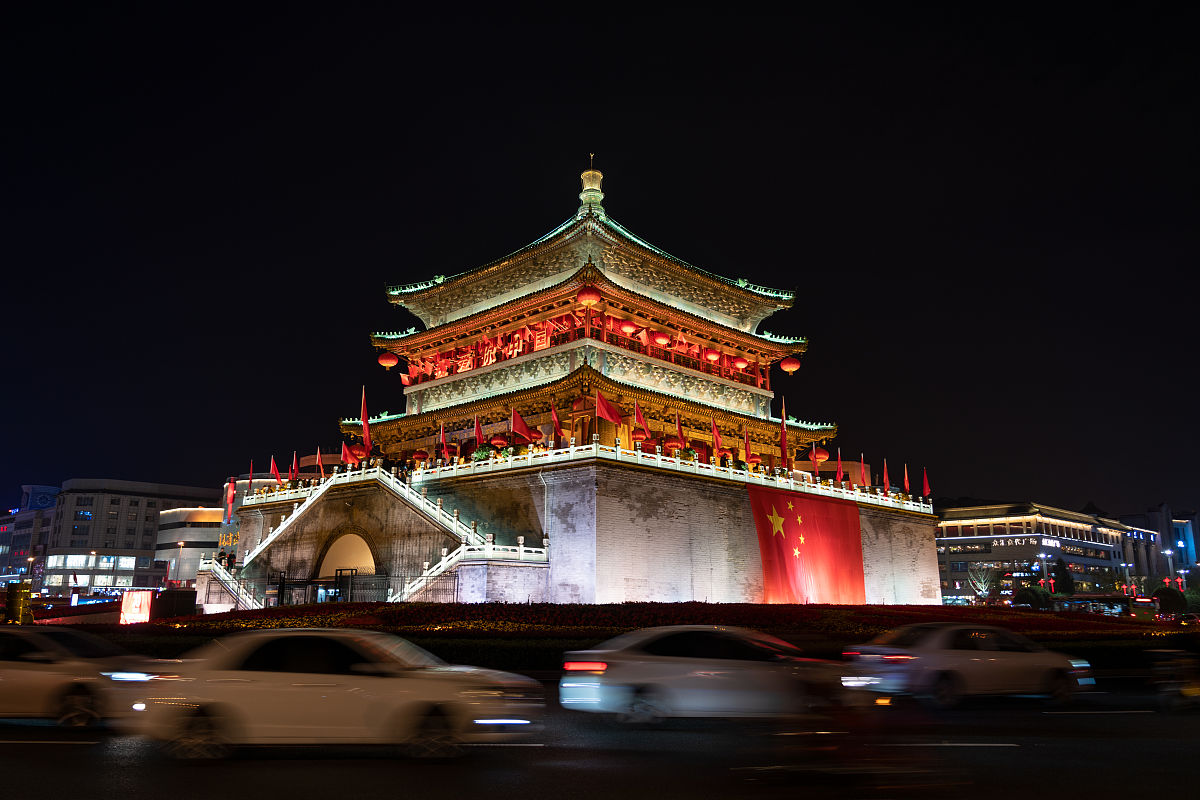 2019年9月26日,西安,钟楼东,西,南三面悬挂巨幅国旗,庆祝中华人民共和