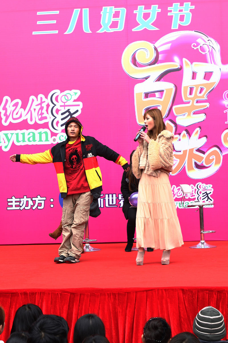 2012年03月08日,上海,当天是"三八"妇女节,新世界城门口别出心裁地搭