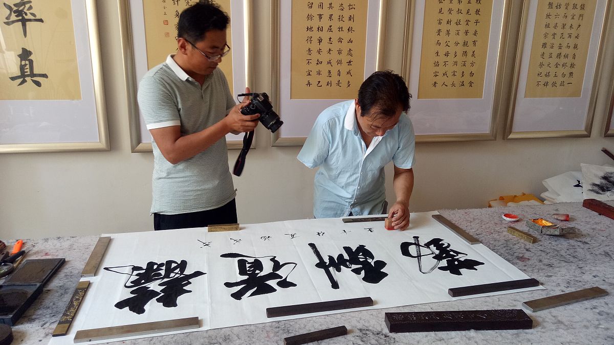 2018年6月3日,山东日照,仕金正正在创作书法作品.