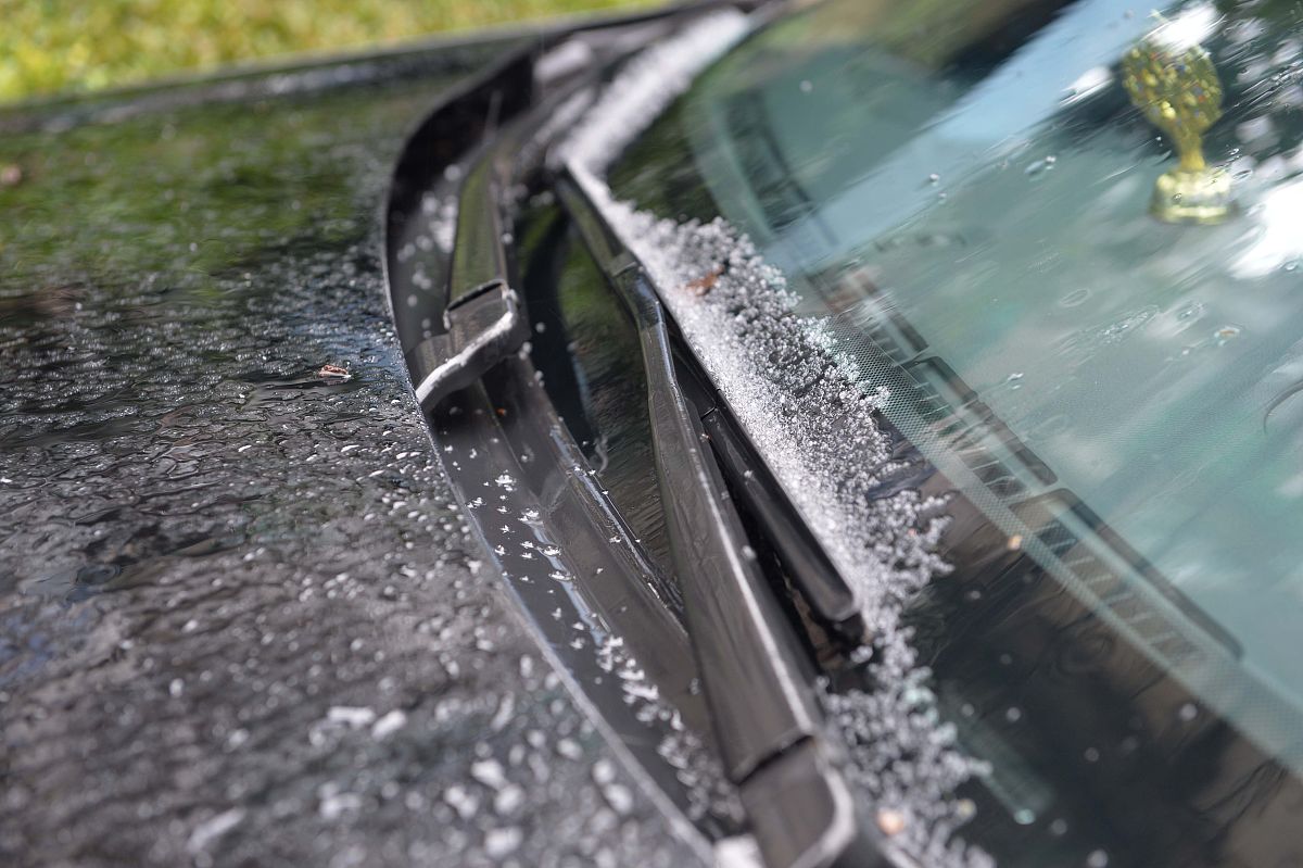 汽车前挡风玻璃贴了隔热膜用酒精擦了怎么办？