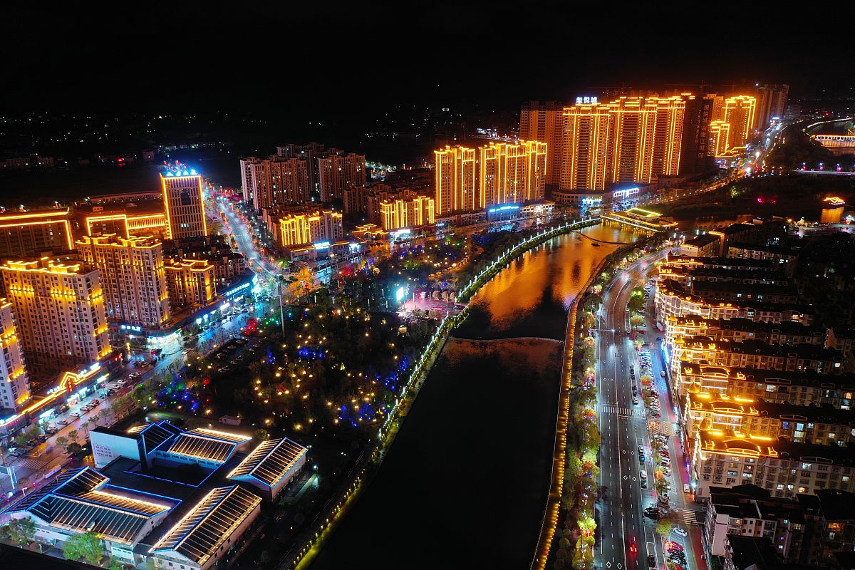 2022年3月25日晚,江西省萍乡市芦溪县袁河两岸夜景,灯光璀璨.