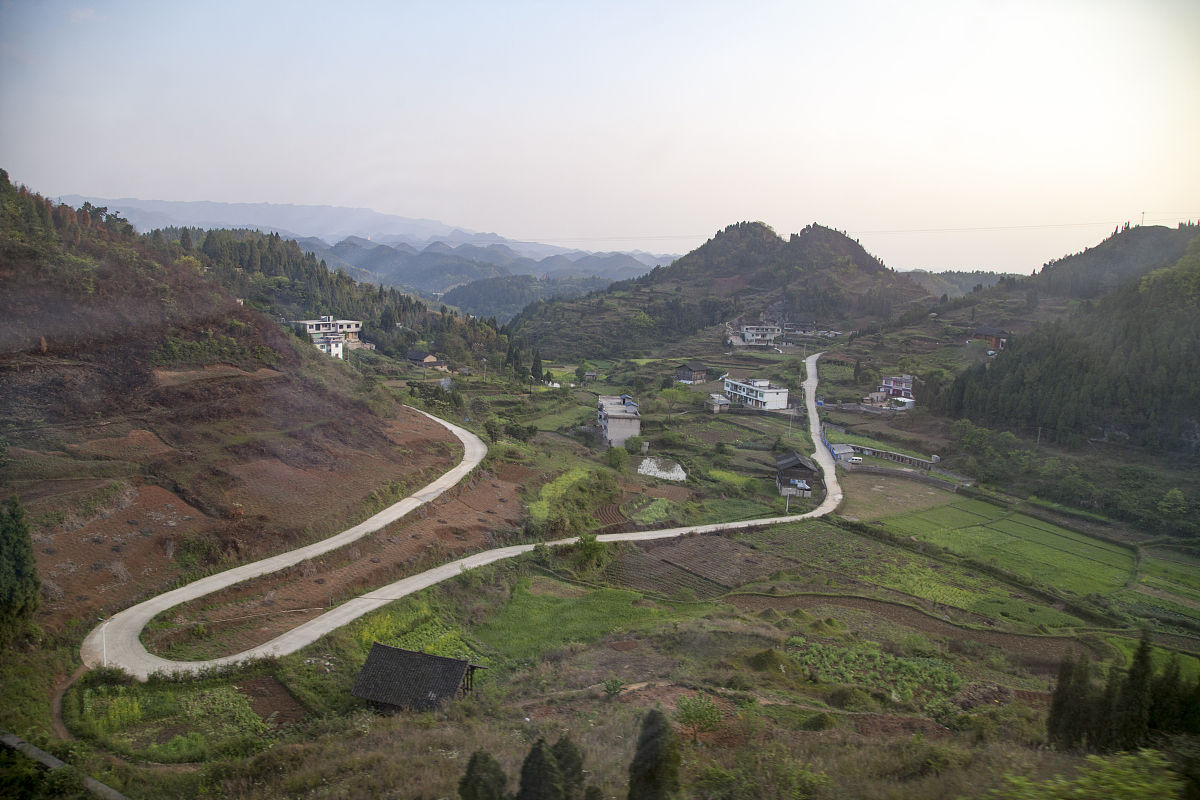 2018年3月29日,从长春开往昆明的<strong>k</strong>2288次列车上拍到的湘西风景.