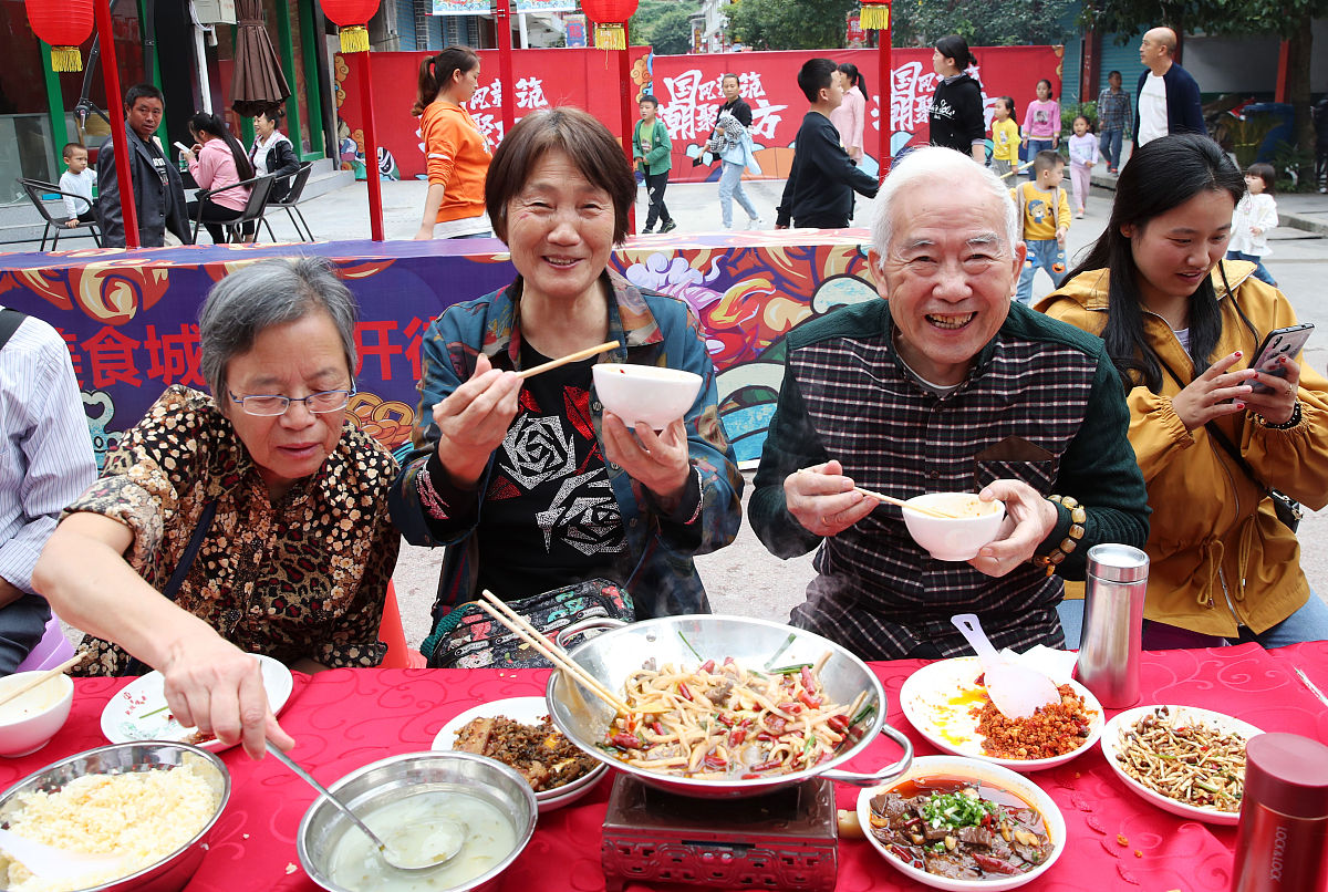 (如需下载使用,请务必署名:杨敏/视觉中国)2020年9月20日,游客在重庆