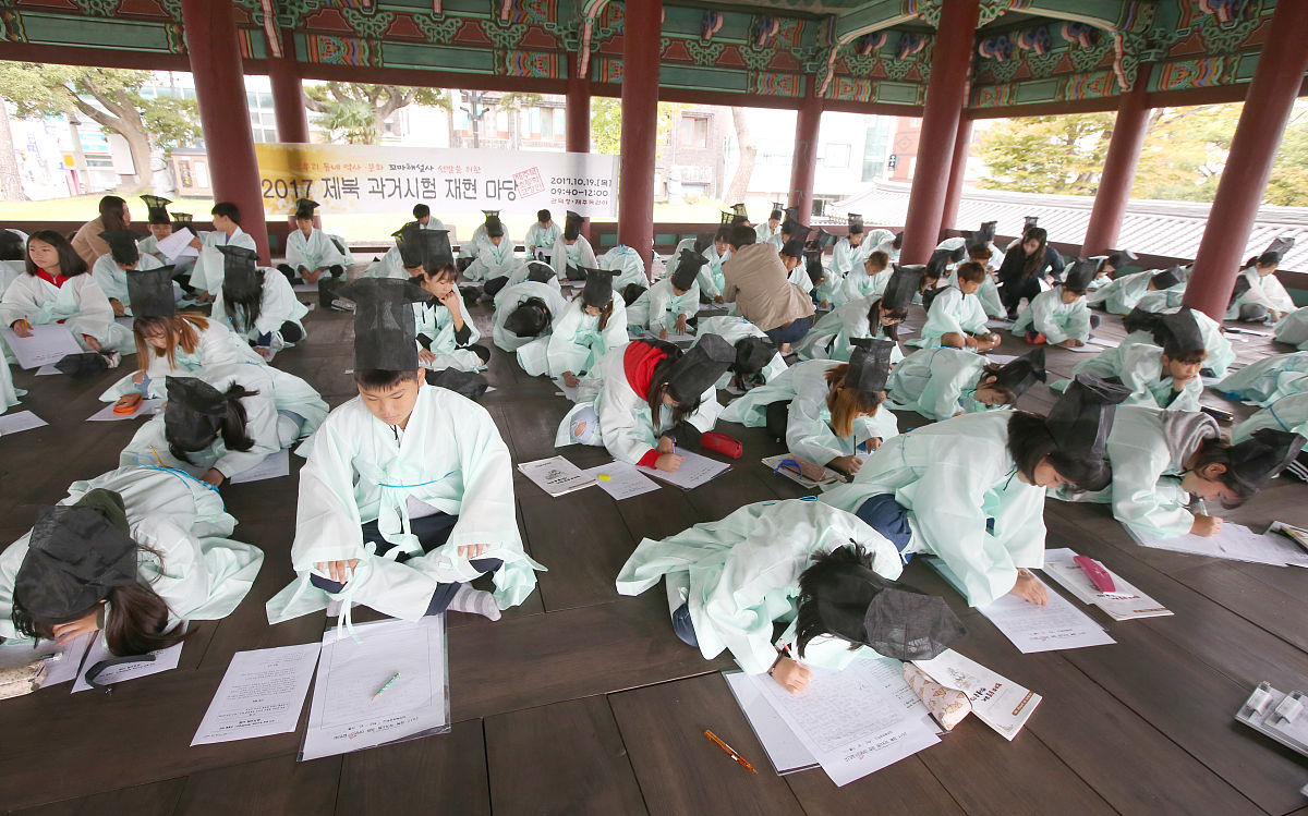 当地时间2017年10月19日,韩国济州,当地小学再现科举考试,小学生身穿