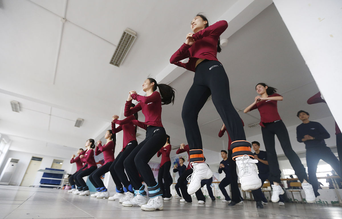 街头舞蹈：亚洲女性展现活力与魅力