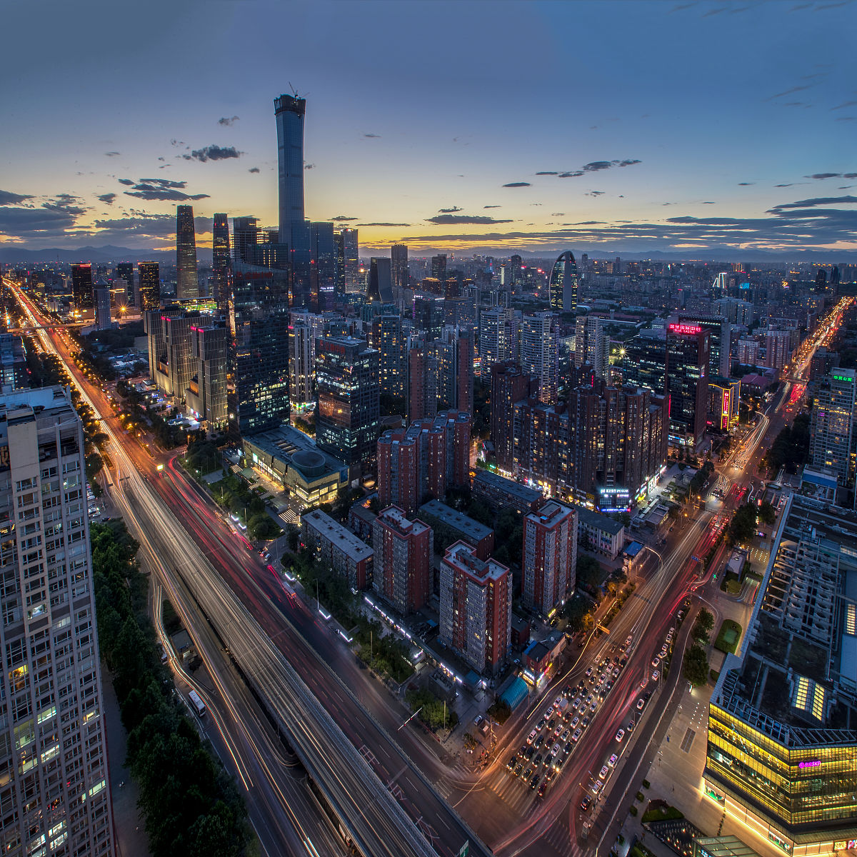 2018年6月27日,北京,在大望路佳兆业广场大楼上观看北京cbd.