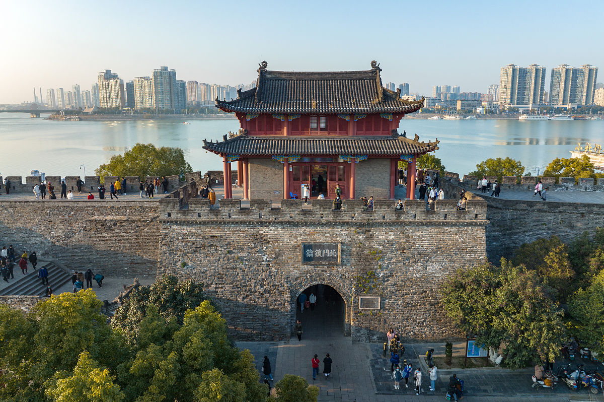 2022年1月1日,湖北省襄阳市,元旦假期第一天,湖北襄阳古城墙吸引了众