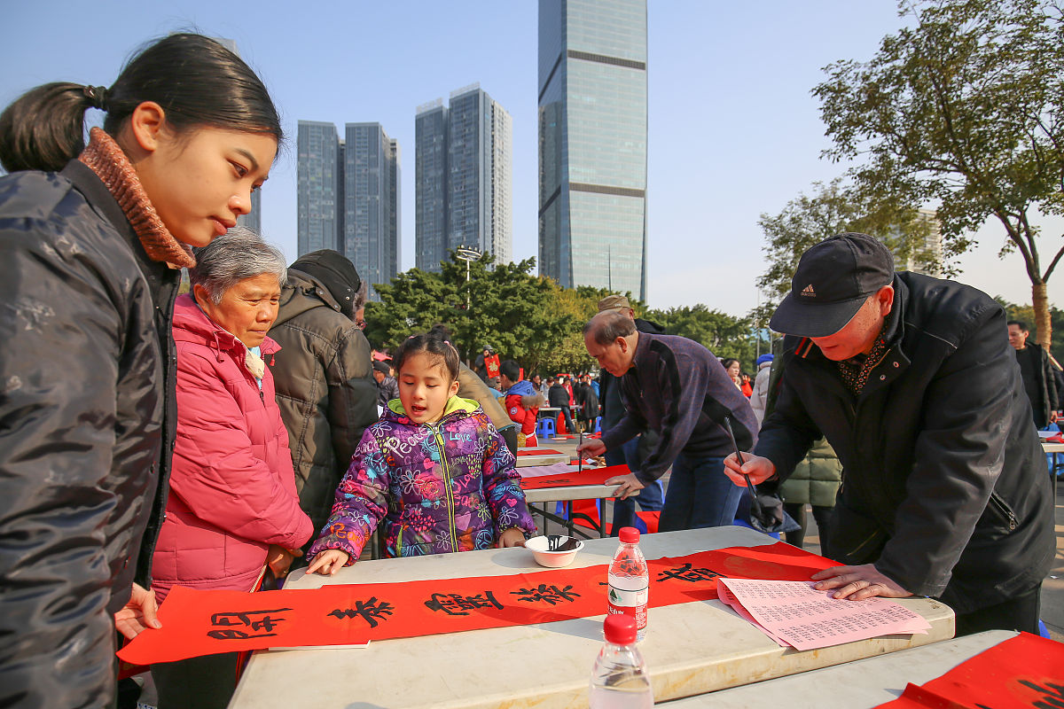 2018年2月3日,广西柳州,书法家为市民书写春联.