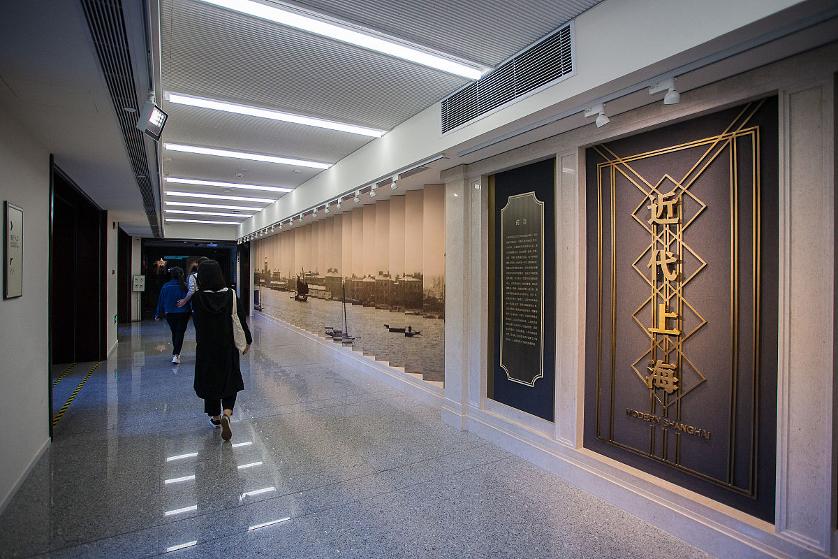 立足芳华里现有酒店院落进行博物馆酒店整体设计包括建筑立面、平面以及酒店主要功能区室内设计和主要类型客房装修意向。既要符合游客住宿需求也要满足博物馆展陈功能。在保证原有建筑结构安全的前提下对酒店立面造型进行优化改造提升主要体现滇越铁路文化精神突出滇越铁路文化主题与现有滇越铁路文化景观相结合并充分考虑与周边建筑的协调。有什么建议