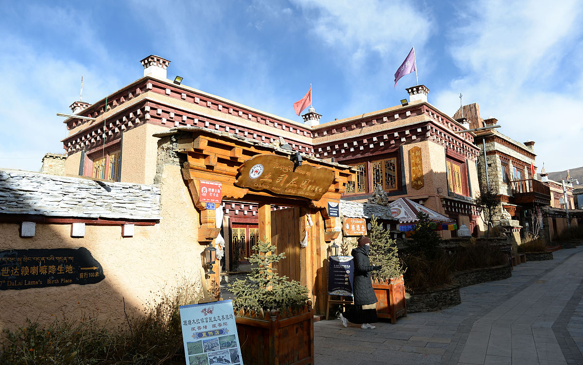 2020年12月3日,四川甘孜,理塘县仁康古街.(如需下载使用,请务必署名: