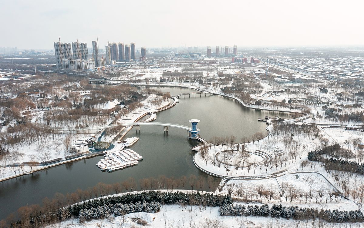 2021年12月24日,雪后的石家庄市环城水系泊水公园.