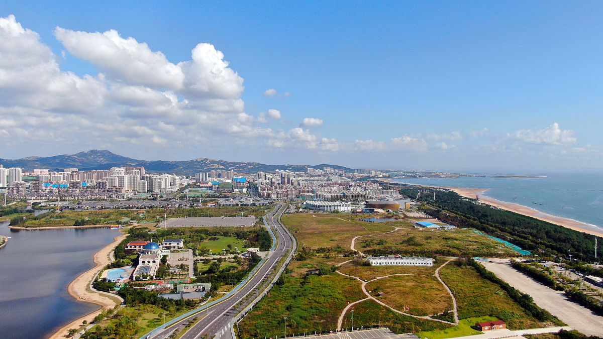 2020年9月28日,山东省日照市,无人机视角下的万平口海洋公园,在蓝天白