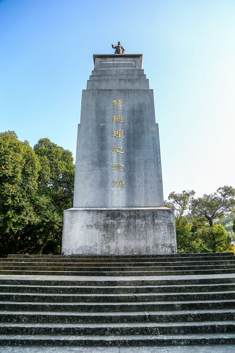 我们从北门进入怀着一颗敬畏之心走到了高大的北伐阵亡将士纪念碑。此碑位于碧沙岗公园中心轴线上碑面正面是聂将军亲笔提名字体强健有力。这巍峨石碑下的浮雕像是在诉说着那段可歌可泣的光辉岁月是在歌颂着那些为革命事业抛头颅洒热血的烈士。纪念碑是凝固屹立的但它有活着的灵魂。我们认真观看了冯玉祥将军的亲笔题名仿佛又回到了那个战火纷飞的岁月无数革命先辈们为了国家和平为了民族解放奋不顾身地投入到战争中去才使我们有了如