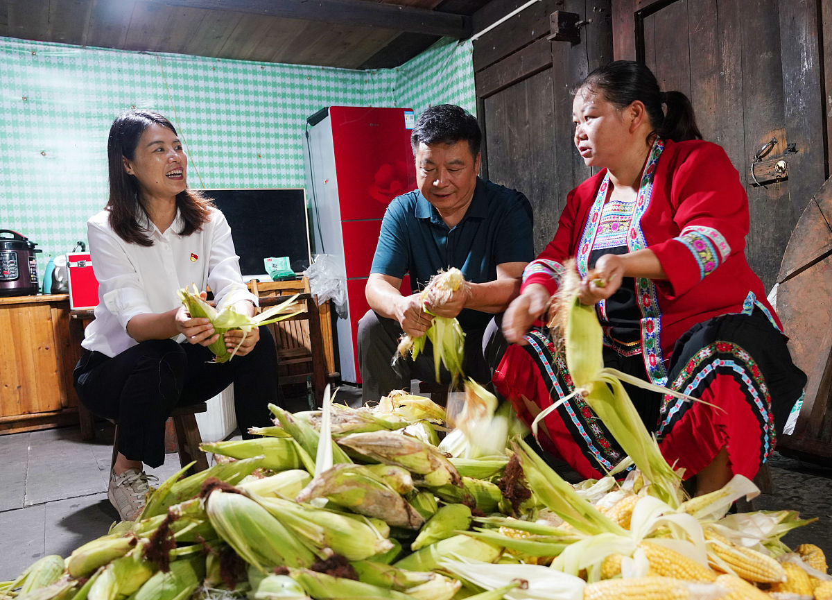 面梳理厘清每一个扶贫资金投入项目的6方面内容并形成书面报告上报县乡村振兴局报告内容包括：1项目的整体概况；2当时实施该项目的必要性；3项目入库与实施等程序的具体流程；4投资主体原来情况及现在状况涉及到的利害人；5项目一旦出现风险镇、村将做的具体工作；6下一步工作措施。当前在线提问数过多请刷新重新访问每个Key每天只能使用300次!继续