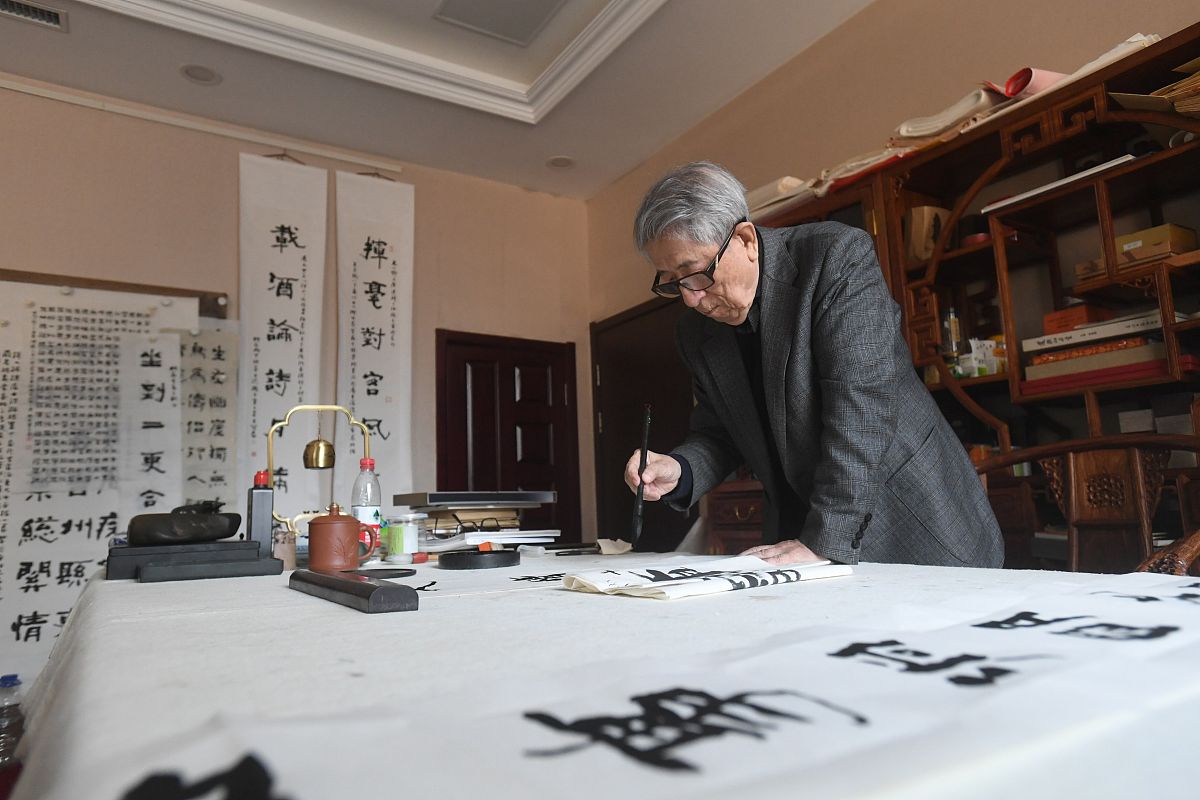 2020年12月3日,在沈阳王贺良书法工作室接受采访的书法家王贺良.