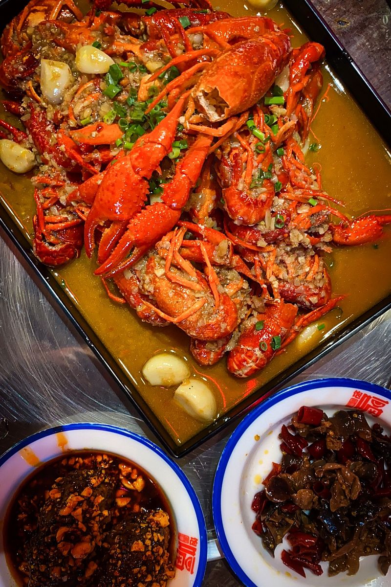 佛说前世五百次的回眸才换来今生的一个转身。那要几世修行才能换来今世的一程陪伴？也许每一次的相遇都有它冥冥之中的牵引都因为前世曾有过或深或浅的交集。若前尘纠葛很深今生一遇便是直抵内心深处；若前世纠葛很浅今世一别便从此两不相欠。有时候一些事一些情的发生根本找不到合理的解释。你与他本是第一次沦落人间却在四目相视的一刹那闻出了千年相知的味道。请根据上面的文字内容描述的内容撰写一个类似的文案可以引导听众吃龙