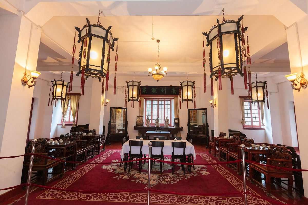 写一份500字电子版总结报告。学生干部根据学年上下学期工作情况进行展开说明汇报汇报过程可结合本人的成长经历讲述汇报内容需全面详实。