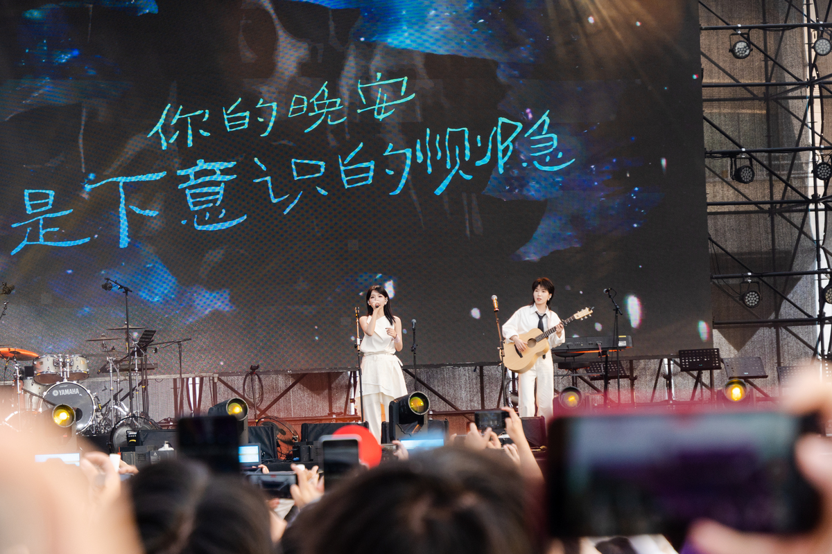 帮我写一首流行民谣歌曲主题与去看海有关风格类似于房东的猫