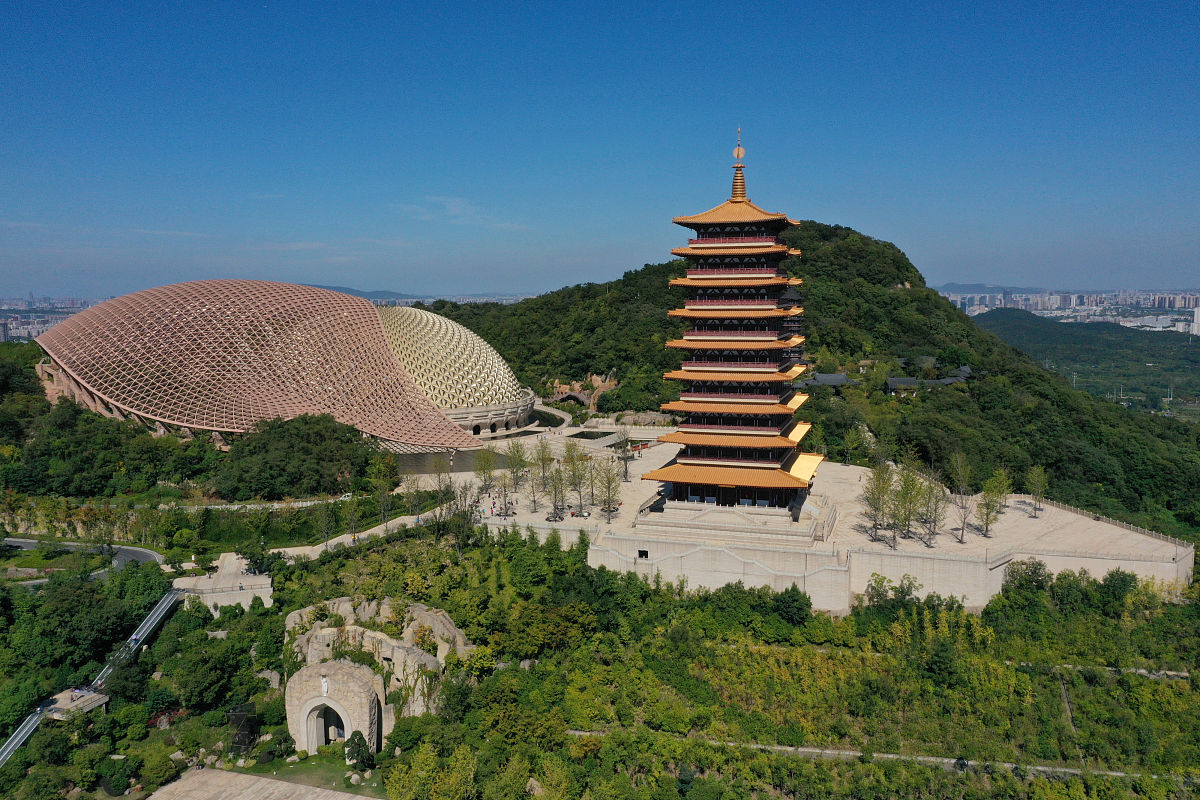 南京牛首山佛顶寺里有南京菩萨吗帮我用200字详细描述