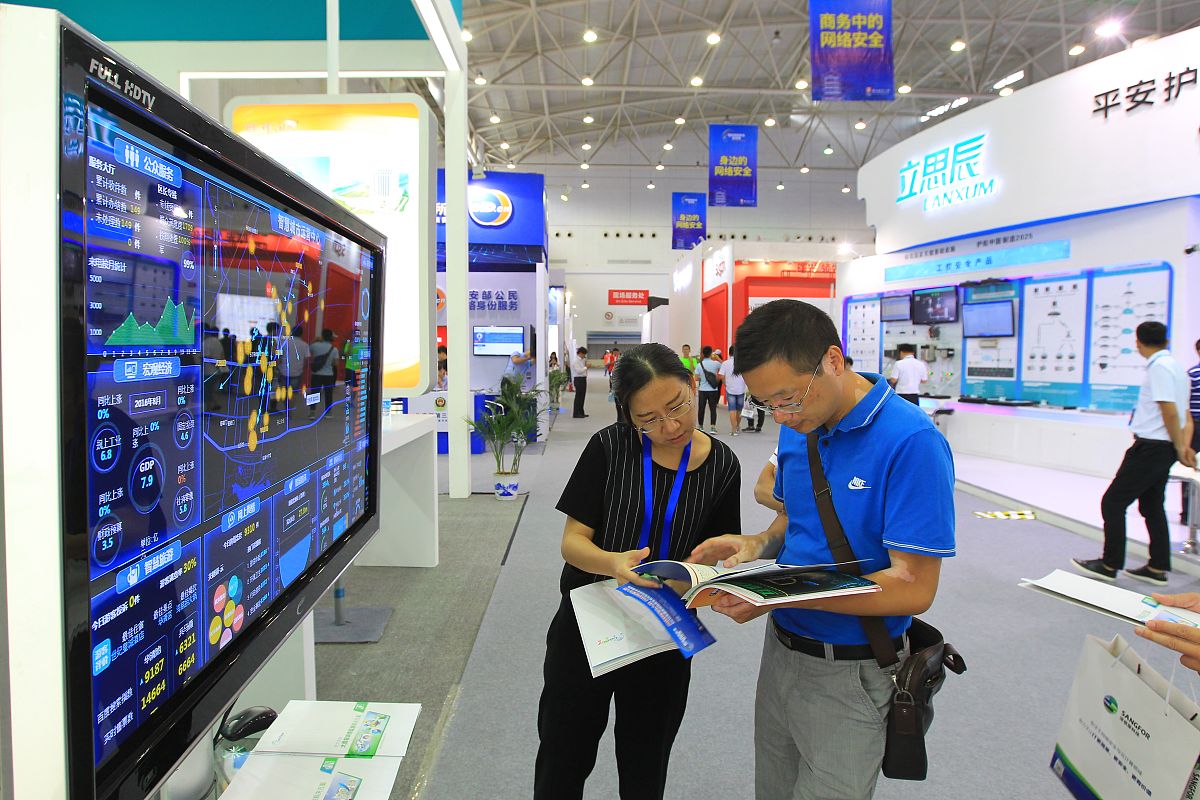 修饰下面的文案工作业绩概述总结需要比较高的格局要升华提炼文字要有感染力。文案是：4客户满意度方面：该同志响应国网公司发展战略积极参与国网湖北电力营销数字化转型工作提升客户满意度。其负责的省公司客户标签画像深化应用大数据应用项目建设成效显著在助力供电服务水平提升方面取得了长足进度。在数据价值挖掘方面通过挖掘海量客户数据价值赋能营销业务。通过大力推进数据资源整合和开放共享持续丰富客户画像维度及应用场景