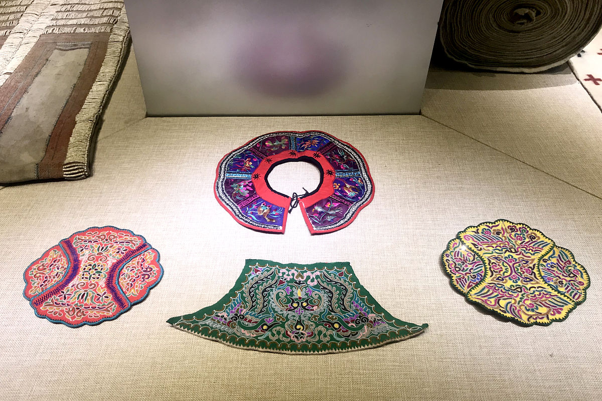 你是世界著名设计师请给出云南彝族璞拉传统纹样文创衍生品创意设计的具体细节描述