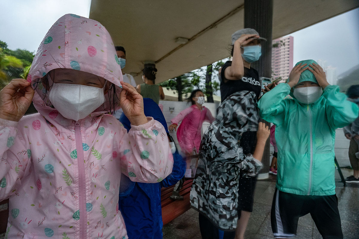 2021年10月13日,香港,受台风"圆规"影响,香港天文台宣布,八号东北烈风
