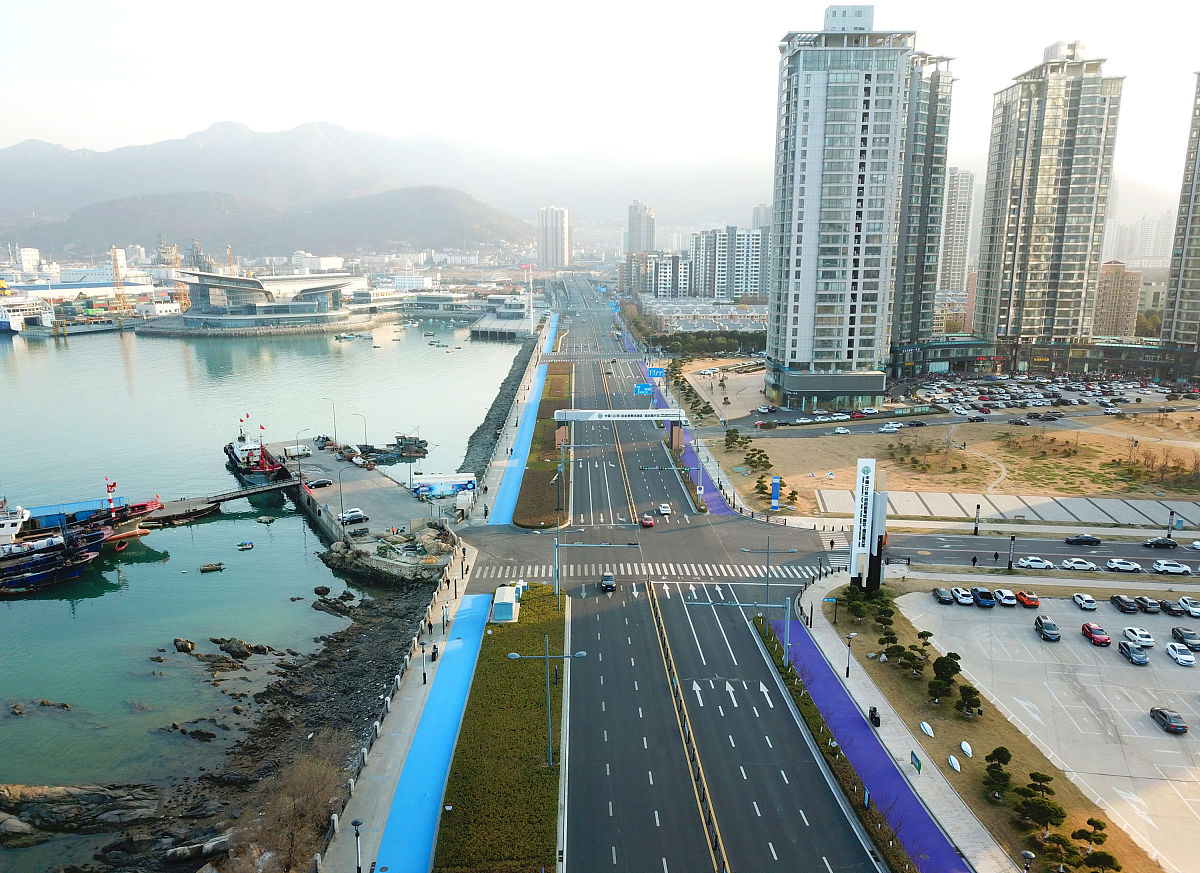 2020年12月26日,江苏省连云港市连云区海滨大道"紫+蓝"自行车道.