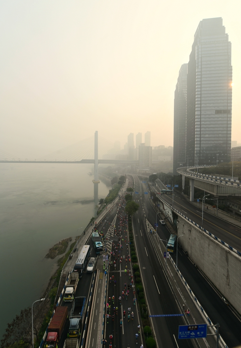 2026年1月18日,2026重庆马拉松在重庆市南岸区,巴南区