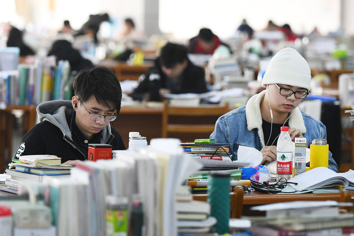 2018年12月16日,湖北武汉,"考研大军"周末不休息,为研究生考试做最后