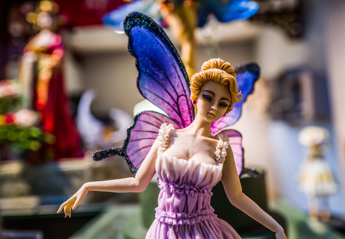 热情似火，精雕细琢：不锈钢圆形红宝石摆件