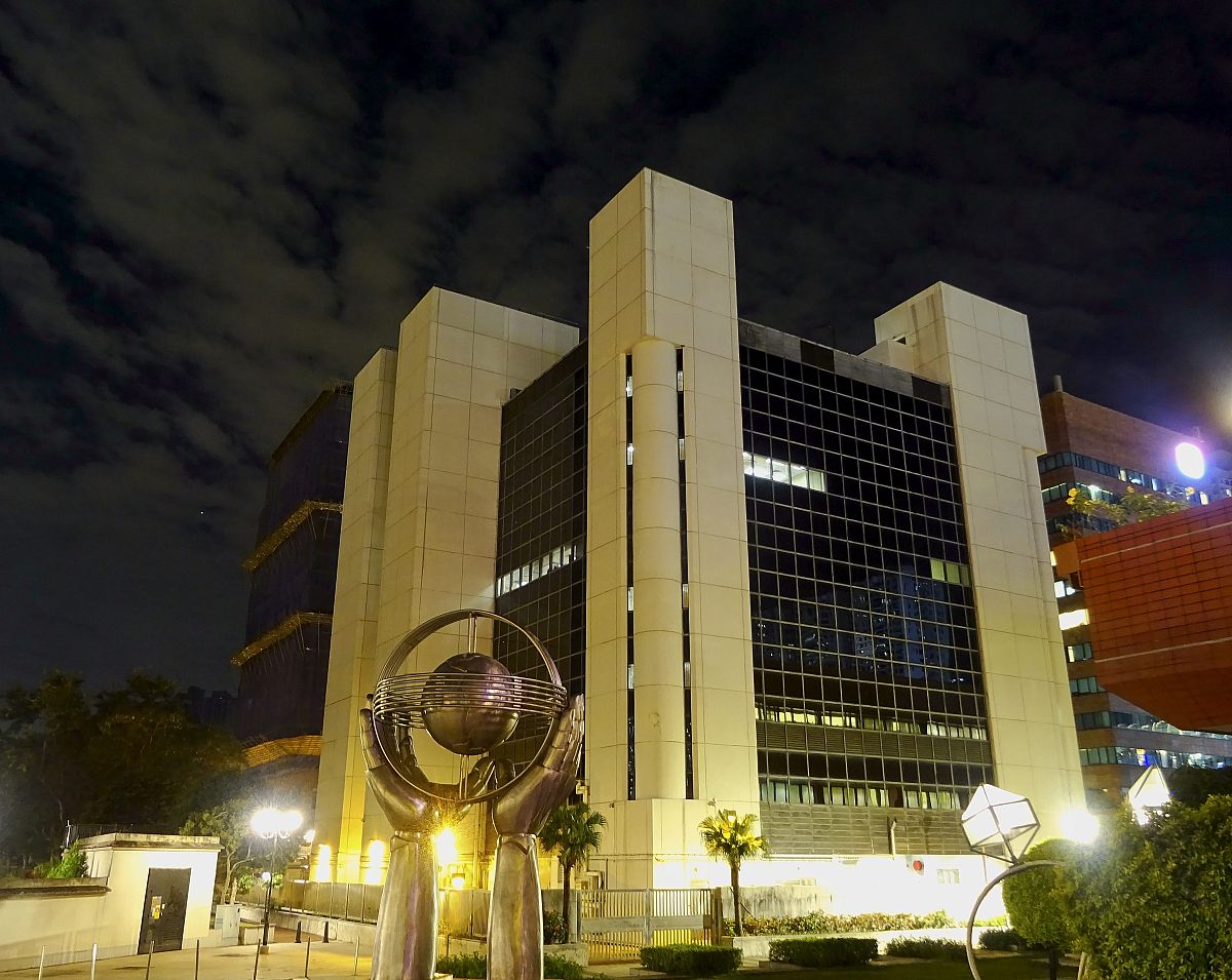 帮我优化以下这句话I Major in finance come from Guangdong University of Finance