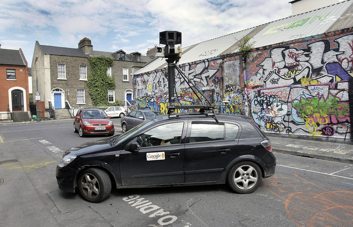 2009年6月22日,爱尔兰都柏林,正在街头工作的google"街道地图"拍摄车.