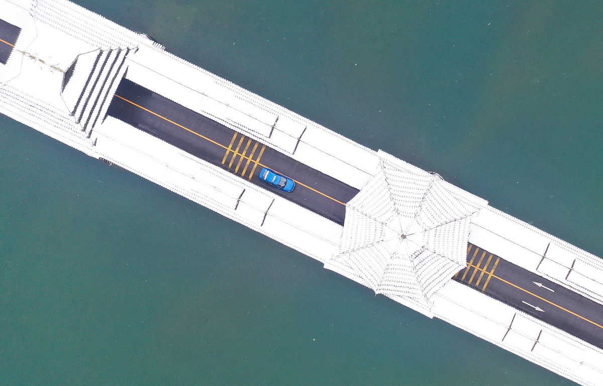 请写一段关于在恶劣天气比如有雾情况下使用相机对无人机和船舰进行目标跟踪识别的跟踪效果