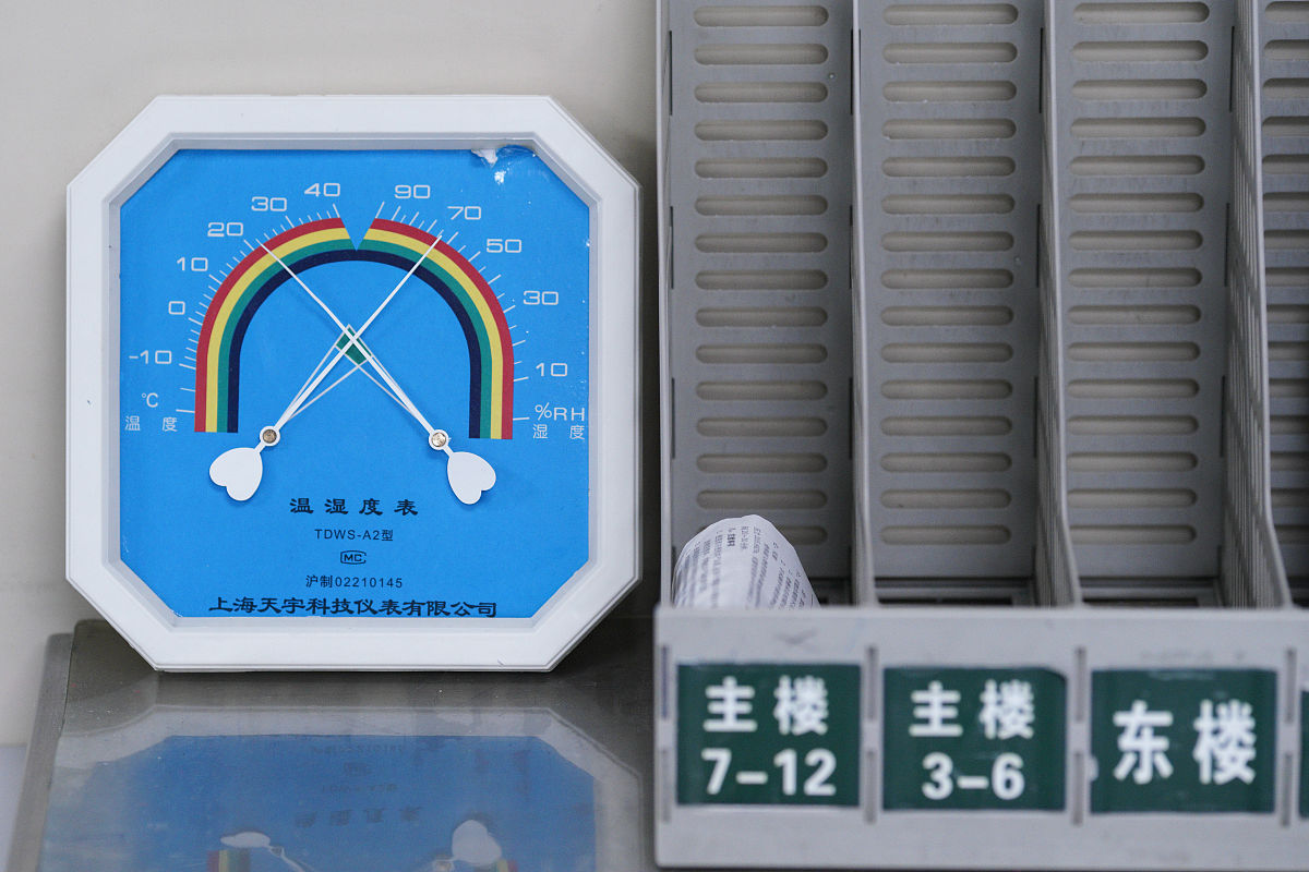 随着生活水平的提高和对身体健康的重视人类对工作和生活环境提出了越来越高的要求各种各样的除湿方法已被广泛应用于我们的工作及生活环境中 空调是应用最广泛的除湿方法也是成本很高的耗能过程不符合目前倡导的节能减排的趋势这段话不是很通顺请修改通顺中文表达准确。