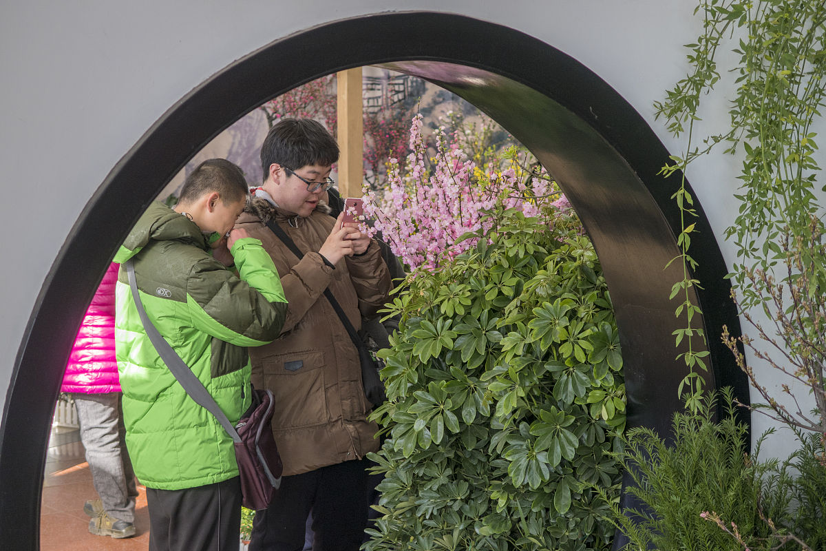 请就mini冰激凌只给外国人不给中国人造成的公关危机替宝马公司写一封道歉信