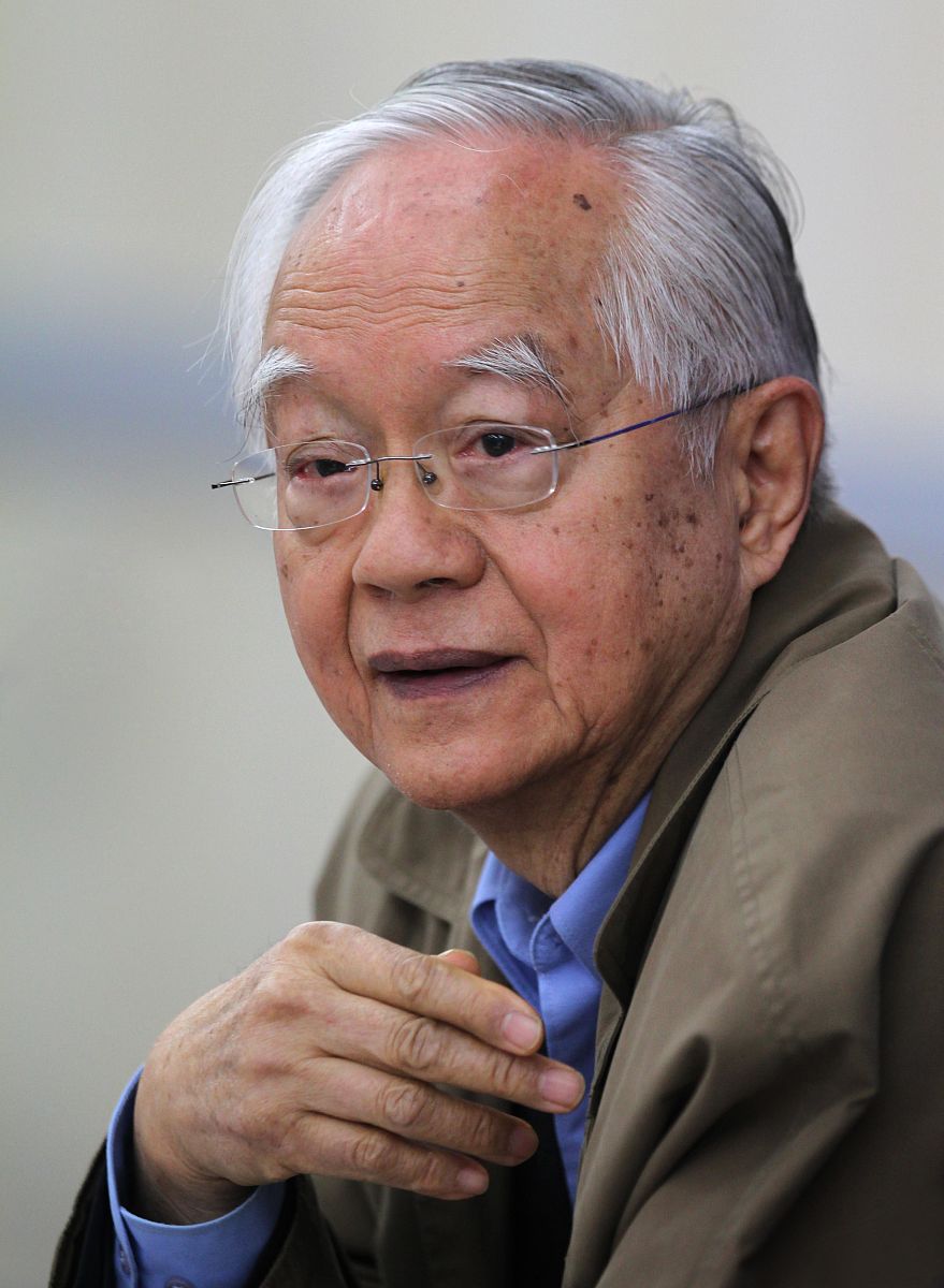 把文章改成第一人称把文章以解说的形式展现出来真的好厉害！！我还觉得最年轻的院士就很厉害了居然还是……还是最高科学终身荣誉奖得主！这可是华国最高荣誉啊！才二十几岁就这么厉害不但有才华还这么美！我宣布风鸢就是我这辈子永远的墙头！恐怕这不是她最高的荣誉……这种颠覆性发明一定会改变世界开启一个全新的时代！这才是她最高的荣誉吧？云飞星的风鸢在华国历3071年11月28日这一天火爆全网。各大头条上讲的明明是【