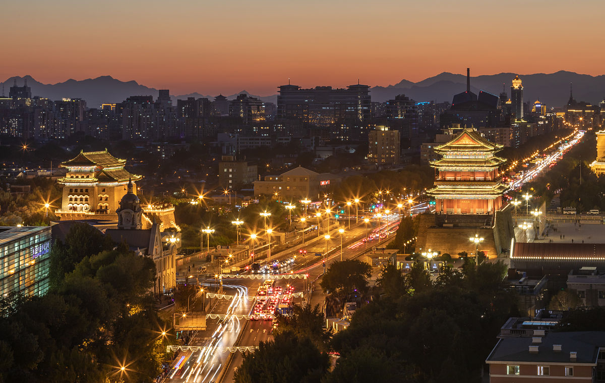 2020年10月5日,北京,落日余晖下远眺电视塔,白塔,前门,正阳门,天安门
