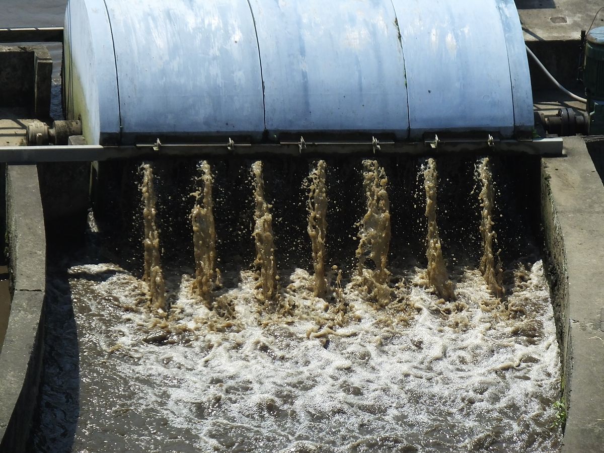 第一步气冲冲洗强度q气1 =14Ls·m 2 ;第二步气-水同时反冲空气强度q气2 =12Ls·m 2 水强度 q水1 =3Ls·m 2 ;第三步水冲强度q水2 =3Ls·m 2 ;第一步气冲时间 t气 =3min第二步气-水同时反冲时间 t气水 =3min单独水冲时间 t水=4min;冲洗时间共计 t=10min=017h。将以上内容降重