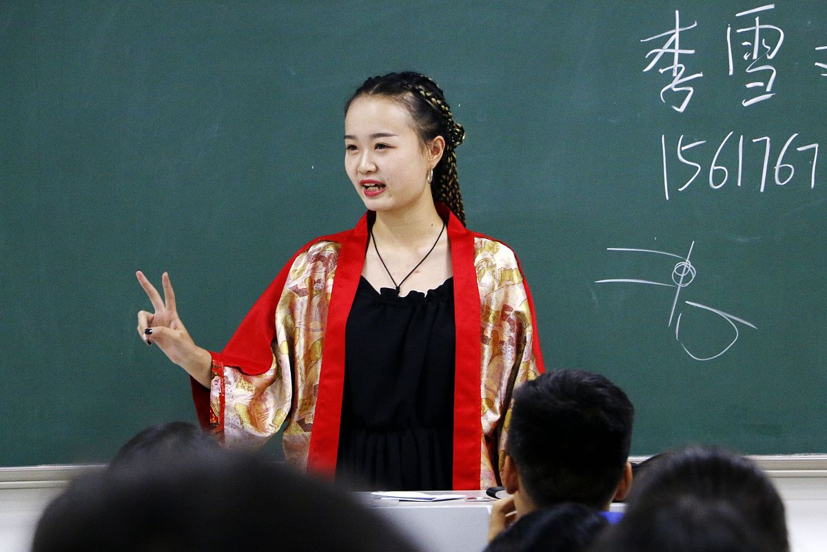 2017年9月3日,郑州.晚上开班会,17空乘1班的辅导员正在给新生讲述学校