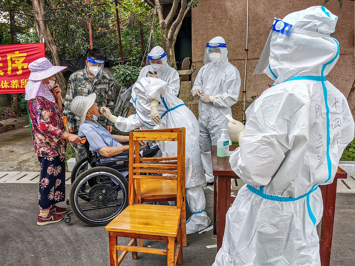 改写：新冠病毒引起的症状可能与 SARS 和 MERS 类似而从之前的研究中可以看到在经历过 SARS 之后出院的患者在早期康复阶段出现了很多诸如呼吸困难、肌肉无力以及抑郁、焦虑等心理方面的后遗症