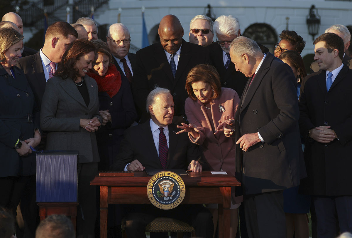 帮我用自己的话润色一下这段话用中文：对于黄山生活人们旅游电子商务的的确确给当地人们带来了许多的就业机会和经济收入通用带动了当地的经济发展和基础设施建设改善了人们的生活水平。但是所有事物都有两面性本文作者通过实地观看和查阅资料发现黄山旅游电子商务的发展存在一些问题。